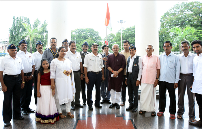 ‘ಅಮರ್ ಜವಾನ್’ ವೀಕ್ಷಿಸಿ ಭಾವುಕರಾದ ಗಣ್ಯರು