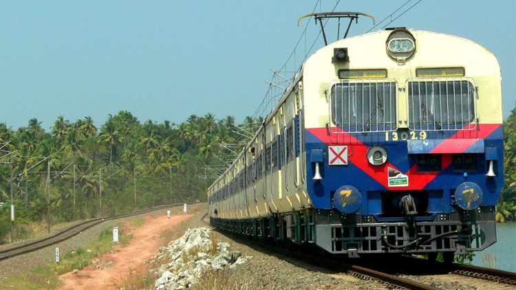 ಕೇರಳ: ರೈಲು  ಢಿಕ್ಕಿಯಾಗಿ ಮೂವರು ಯುವಕರ ಸಾವು
