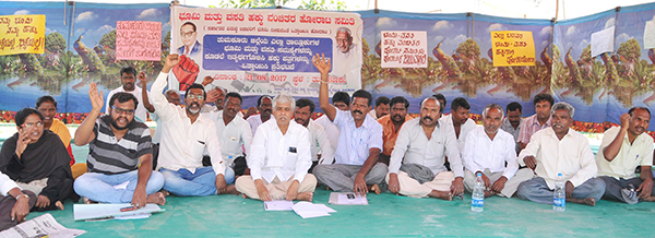 ತುಮಕೂರು: ರೈತರಿಗೆ ಭೂಮಿ ಹಕ್ಕು ನೀಡುವಂತೆ ಒತ್ತಾಯಿಸಿ ಧರಣಿ