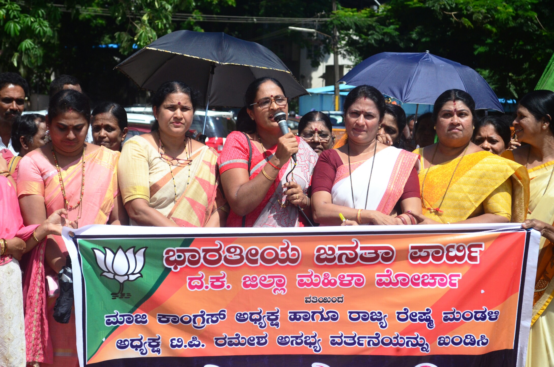 ಮಂಗಳೂರು: ಬಿಜೆಪಿ ಮಹಿಳಾಮೋರ್ಚಾ ಧರಣಿ
