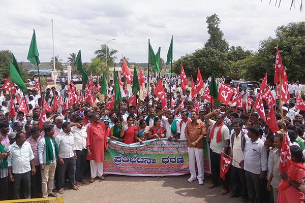 ಚಿಕ್ಕಬಳ್ಳಾಪುರ: ರೈತರ ಹಕ್ಕೊತ್ತಾಯಕ್ಕೆ ಆಗ್ರಹಿಸಿ ವಿವಿಧ ರೈತ ಸಂಘದಿಂದ ಧರಣಿ