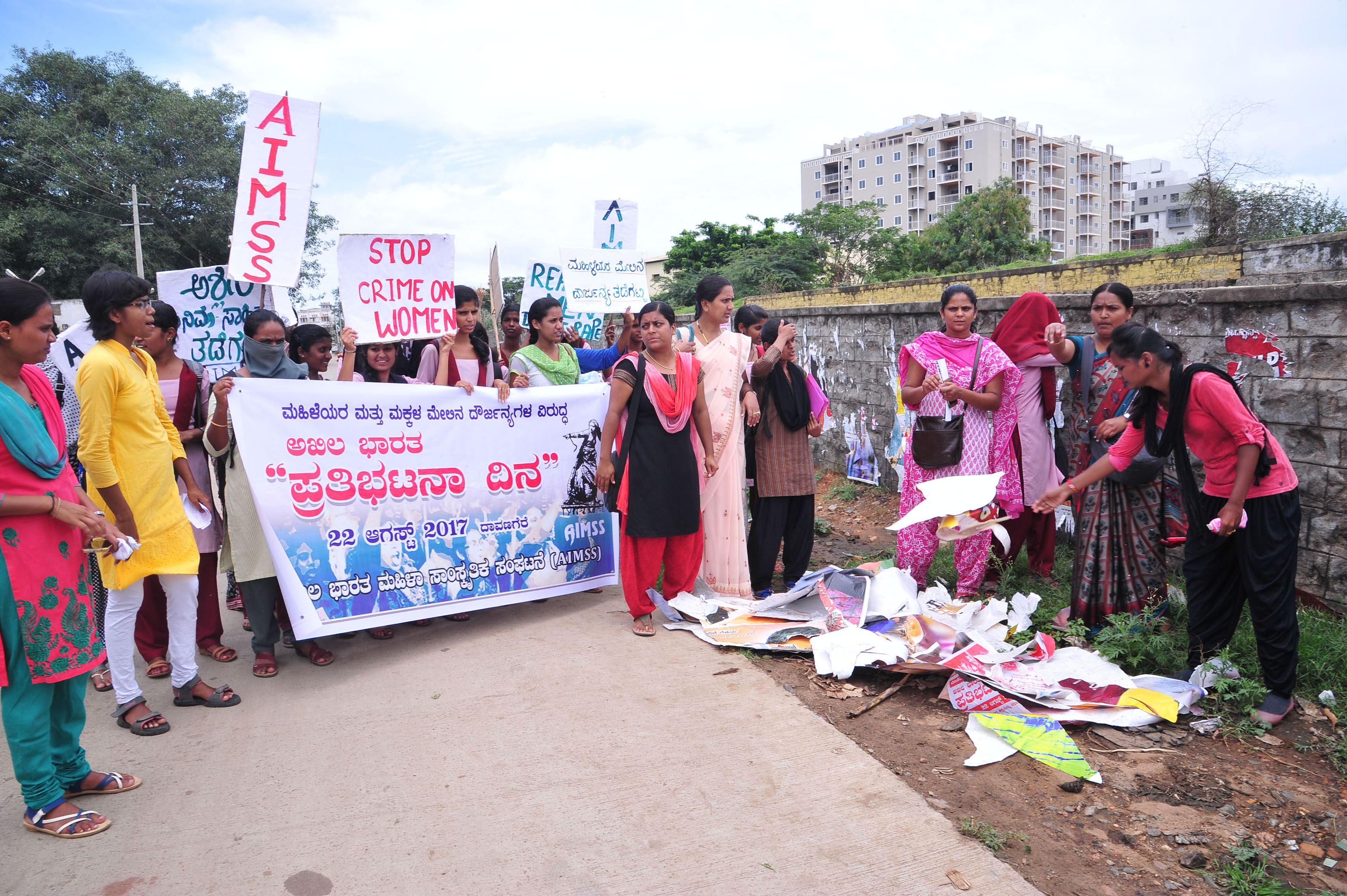 ದಾವಣಗೆರೆ: ಮಹಿಳೆಯರು ಹಾಗೂ ಮಕ್ಕಳ ಮೇಲಿನ ದೌರ್ಜನ್ಯ ಖಂಡಿಸಿ ಪ್ರತಿಭಟನೆ