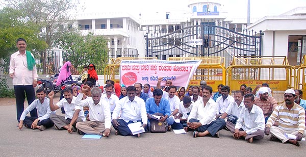 ದಾವಣಗೆರೆ: ವಿವಿಧ ಬೇಡಿಕೆಗಳ ಈಡೇರಿಕೆಗೆ ಆಗ್ರಹಿಸಿ ಧರಣಿ