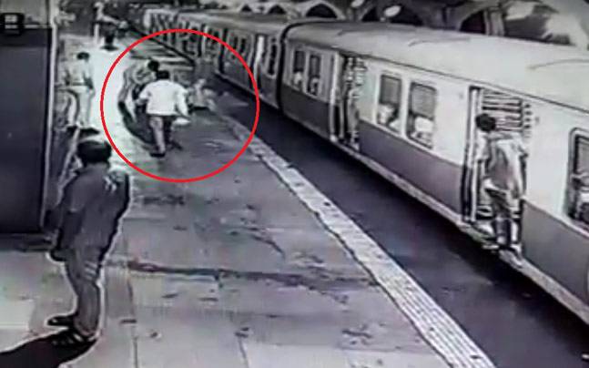 ರೈಲಿನಿಂದ ಕೆಳಗೆ ಬಿದ್ದ ಪ್ರಯಾಣಿಕನನ್ನು ಇನ್ನೊಂದು ರೈಲಿನೊಳಗೆ ಎಸೆದರು