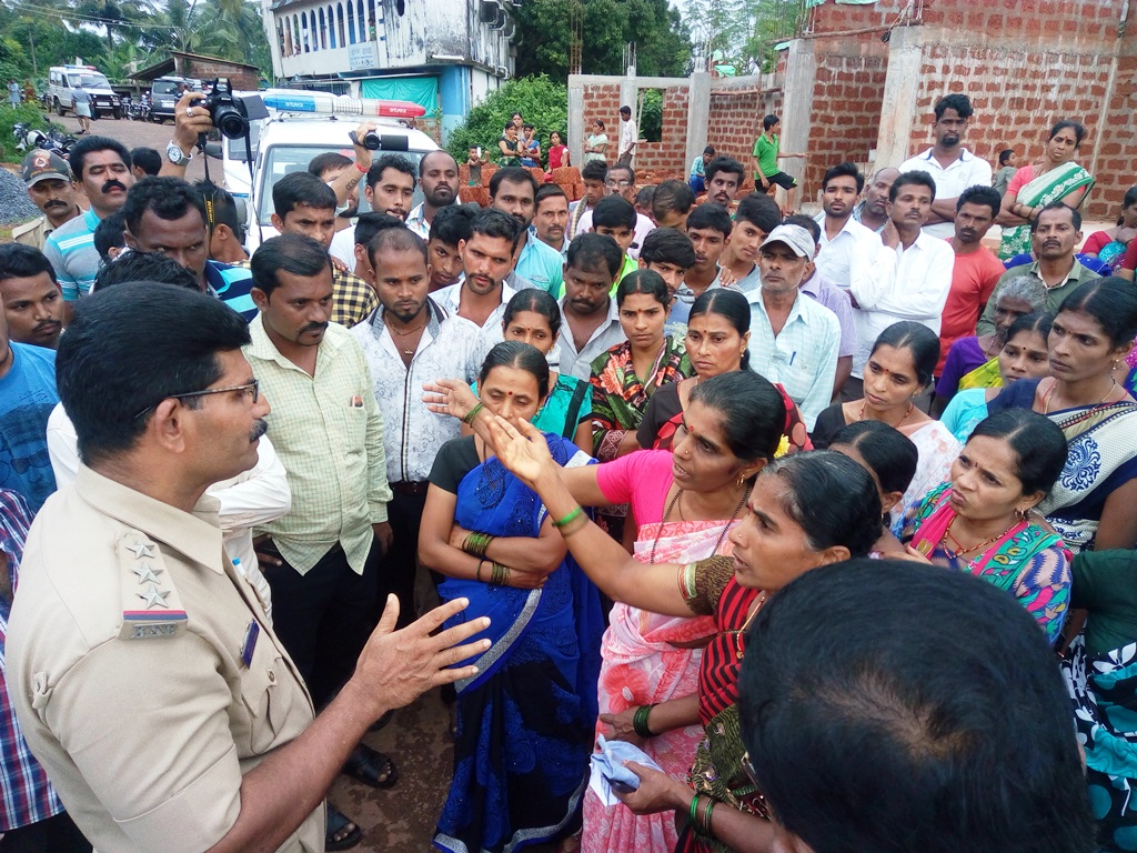 ಭಟ್ಕಳ ರೈಲ್ವೆ ನಿಲ್ದಾಣದ ಬಳಿ ವೈನ್ ಶಾಪ್: ಗ್ರಾಮಸ್ಥರಿಂದ ಪ್ರತಿಭಟನೆ