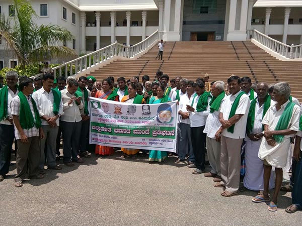 ಚಿಕ್ಕಬಳ್ಳಾಪುರ: ರೈತರ ಸಾಲ ಮನ್ನಾಕ್ಕೆ ಆಗ್ರಹಿಸಿ ಧರಣಿ