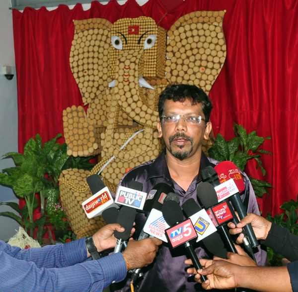 ಬಿಸ್ಕೆಟ್ ಉಪಯೋಗಿಸಿ ಕಲಾವಿದ ಶ್ರೀನಾಥ್ ರಿಂದ ಗಣೇಶನ ಕಲಾಕೃತಿ ರಚನೆ