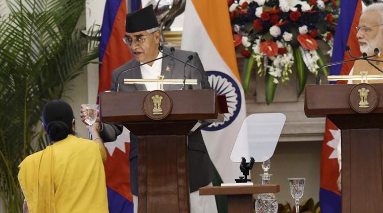 ಸುದ್ದಿಗೋಷ್ಠಿಯಲ್ಲಿ ಕೆಮ್ಮುತ್ತಿದ್ದ ನೇಪಾಳ ಪ್ರಧಾನಿಗೆ ನೀರು ನೀಡಿದ ಸುಷ್ಮಾ ಸ್ವರಾಜ್