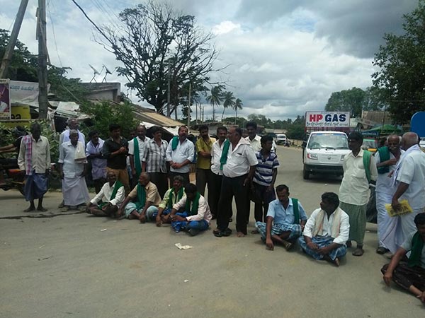 ಶಿಂಷಾ ನದಿ ಬಲದಂಡ ನಾಲೆಗೆ ನೀರು ಹರಿಸಲು ಒತ್ತಾಯಿಸಿ ಪ್ರತಿಭಟನೆ