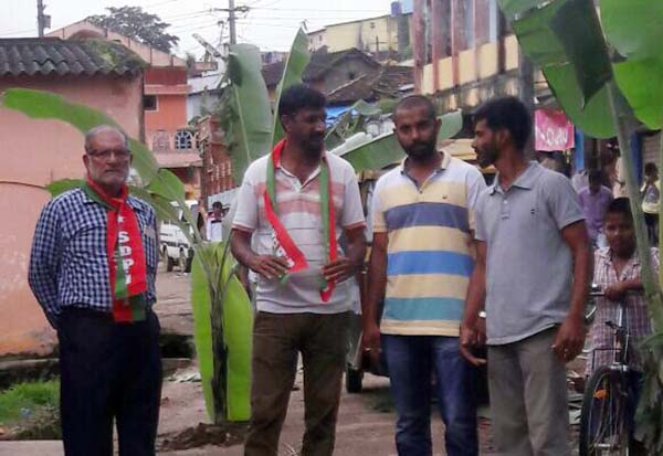 ರಸ್ತೆಗೆ ಬಾಳೆ ಗಿಡ ನೆಟ್ಟು ವಿನೂತನ ಪ್ರತಿಭಟನೆ