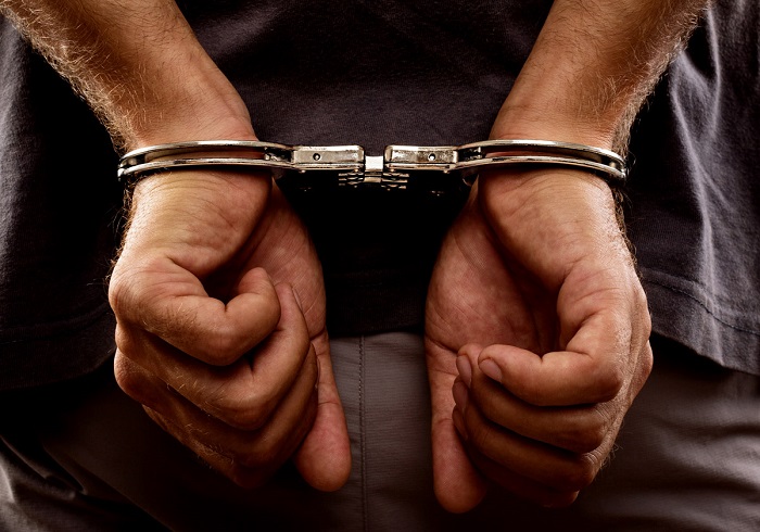 ವ್ಯಾಪಾರಿಯಿಂದ 1 ಲಕ್ಷ ರೂ. ದೋಚಿದ ಪೊಲೀಸ್