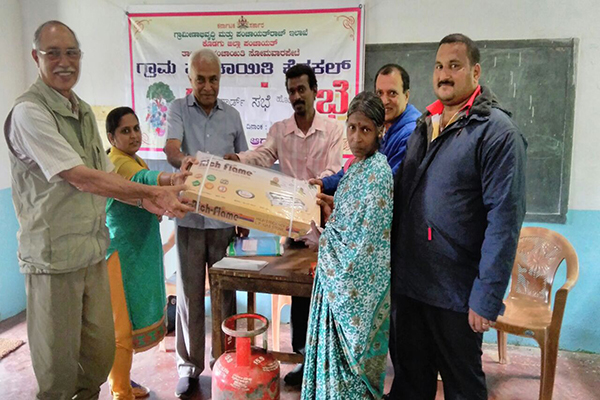 ಸುಂಟಿಕೊಪ್ಪ: ಫಲಾನುಭವಿಗಳಿಗೆ ಅಡುಗೆ ಅನಿಲ ವಿತರಣಾ ಕಾರ್ಯಕ್ರಮ