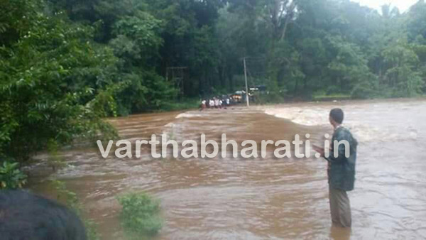 ಕಡಬ ; ಜಲಾವೃತಗೊಂಡ ಕಿರು ಸೇತುವೆ : ರಸ್ತೆ ಸಂಚಾರಕ್ಕೆ ತಡೆ