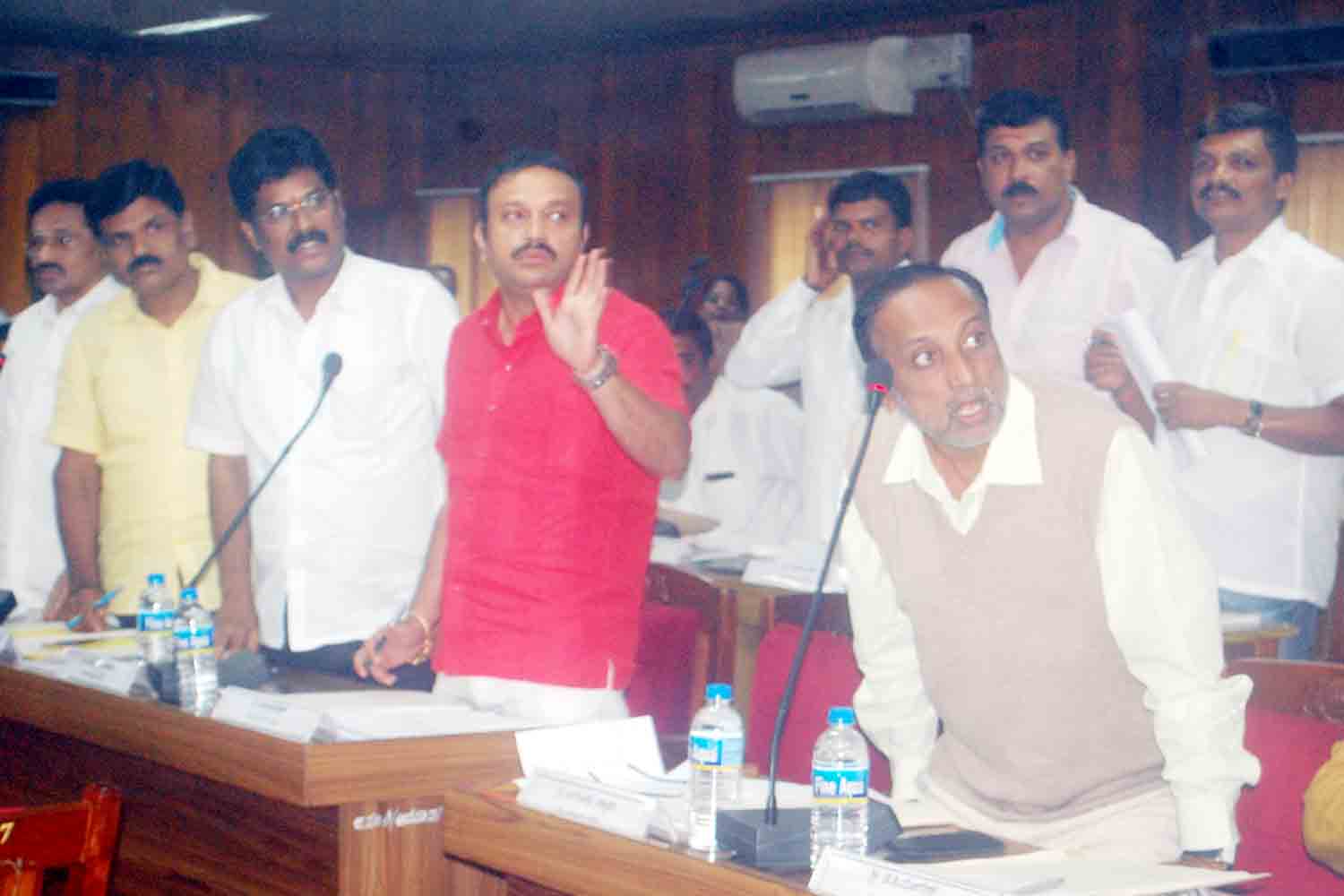 ಬಿಪಿಎಲ್ ಕಾರ್ಡ್ : ಕಾಂಗ್ರೆಸ್ - ಬಿಜೆಪಿ ಸದಸ್ಯರ ನಡುವೆ ವಾಕ್ಸಮರ!