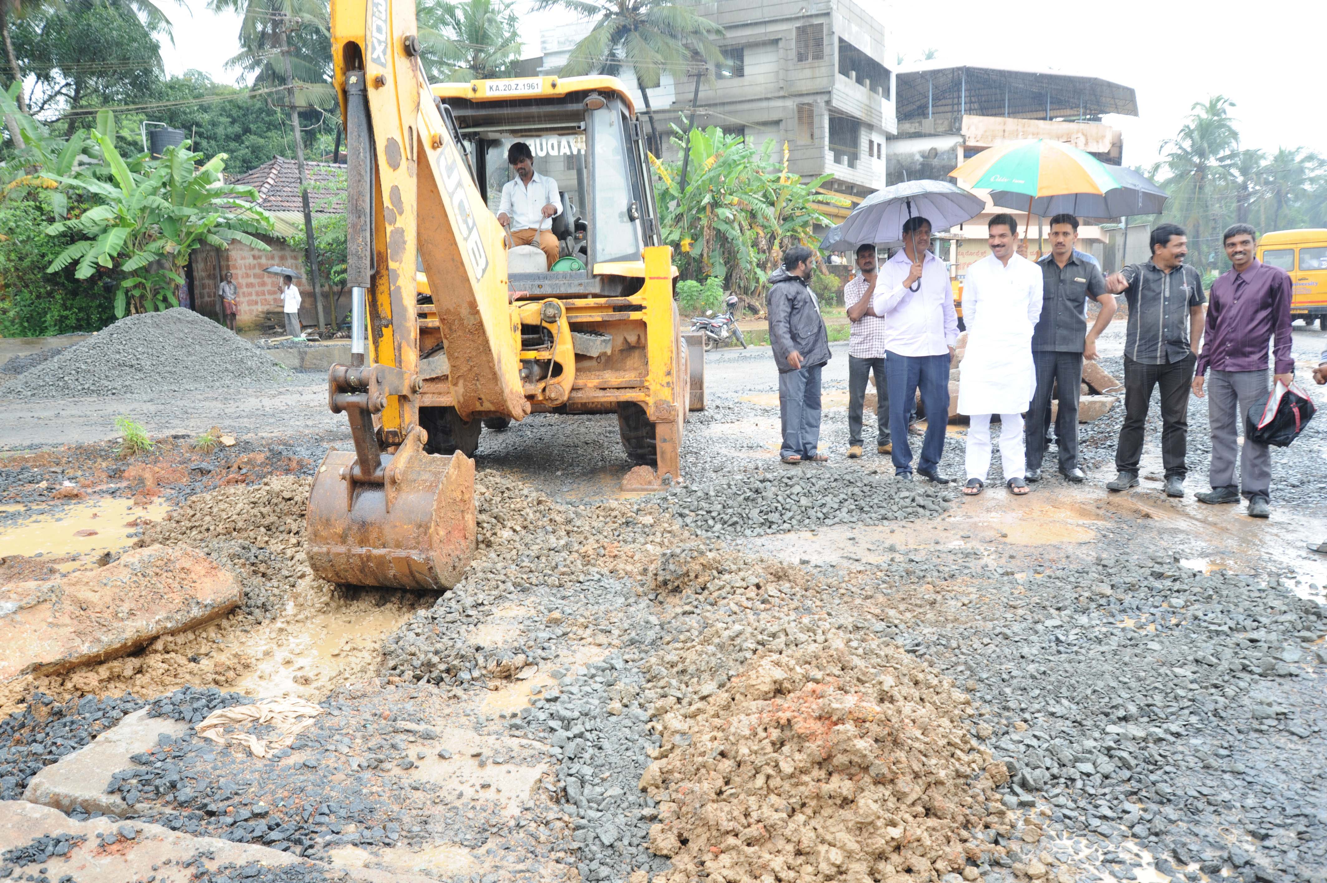 ಪಡೀಲ್‌ನಲ್ಲಿ ಸಂಚಾರಕ್ಕೆ ತೊಡಕು: ಸಂಸದ ನಳಿನ್ ವೀಕ್ಷಣೆ