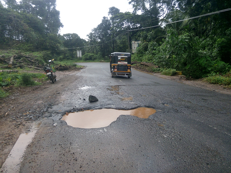 ಅಪಘಾತಕ್ಕೆ ಕಾರಣವಾಗುತ್ತಿರುವ ರಾಷ್ಟ್ರೀಯ ಹೆದ್ದಾರಿಯ ಅಪಾಯಕಾರಿ ಹೊಂಡಗಳು
