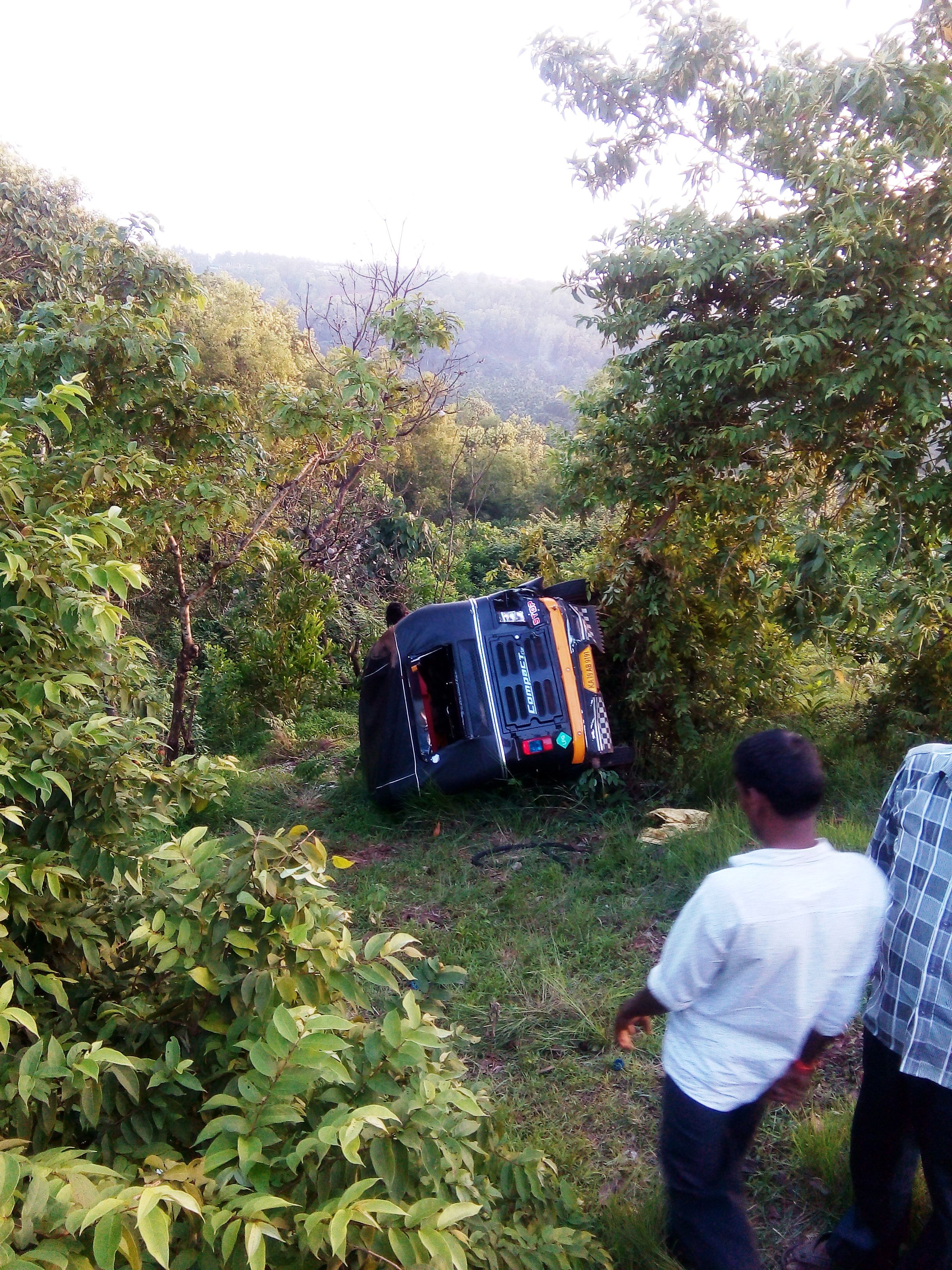 ಕಾರು ಢಿಕ್ಕಿ:  ಹೊಂಡಕ್ಕೆ ಉರುಳಿ ಬಿದ್ದ ರಿಕ್ಷಾ