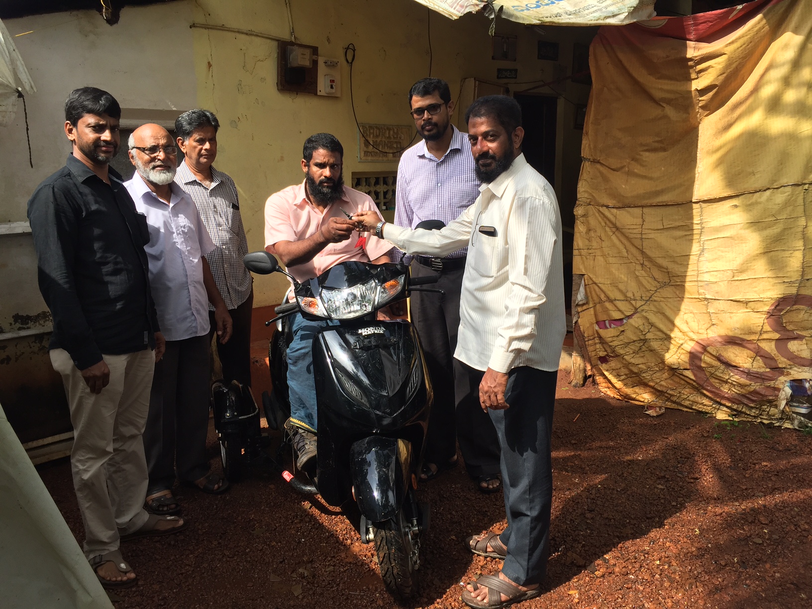 ಜಮಾಅತೆ ಇಸ್ಲಾಮೀ ಹಿಂದ್‌ನಿಂದ ದ್ವಿಚಕ್ರ ವಾಹನ ಹಸ್ತಾಂತರ