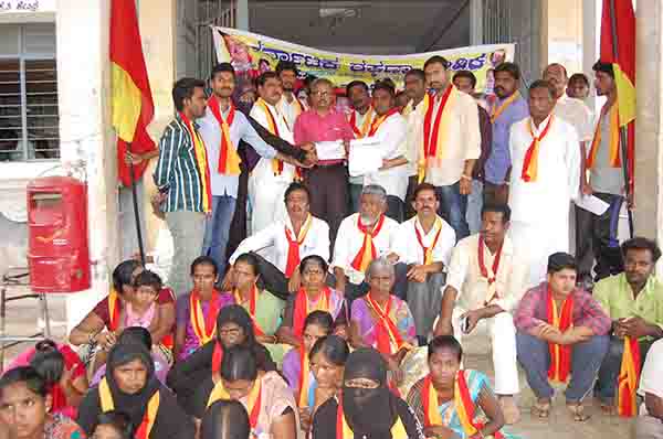 ಪರಭಾರೆ ಮಾಡಿರುವ ಸರಕಾರಿ ಜಮೀನನ್ನು ವಶಪಡಿಸಿಕೊಳ್ಳುವಂತೆ ಆಗ್ರಹಿಸಿ ಕರವೇ ಕಾರ್ಯಕರ್ತರಿಂದ ಧರಣಿ