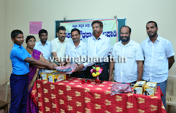 ಸೈಕಲ್, ಸಮವಸ್ತ್ರ ಹಾಗೂ  ಸ್ಯಾಂಡಲ್ ವಿತರಣಾ ಕಾರ್ಯಕ್ರಮ