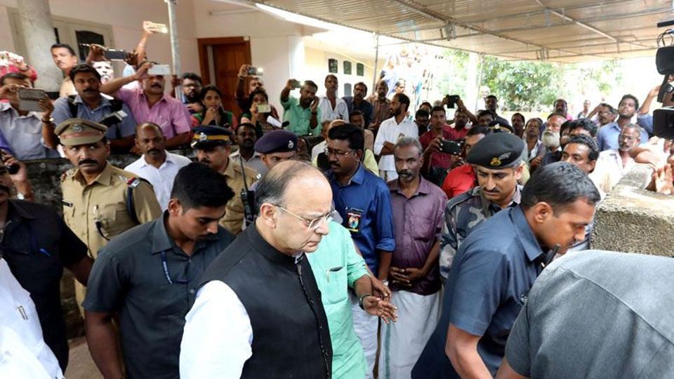 ಹತ್ಯೆಯಾದ ಆರೆಸ್ಸೆಸ್ ಕಾರ್ಯಕರ್ತ ರಾಜೇಶ್ ನಿವಾಸಕ್ಕೆ ಕೇಂದ್ರ ಸಚಿವ ಅರುಣ್ ಜೇಟ್ಲಿ ಭೇಟಿ