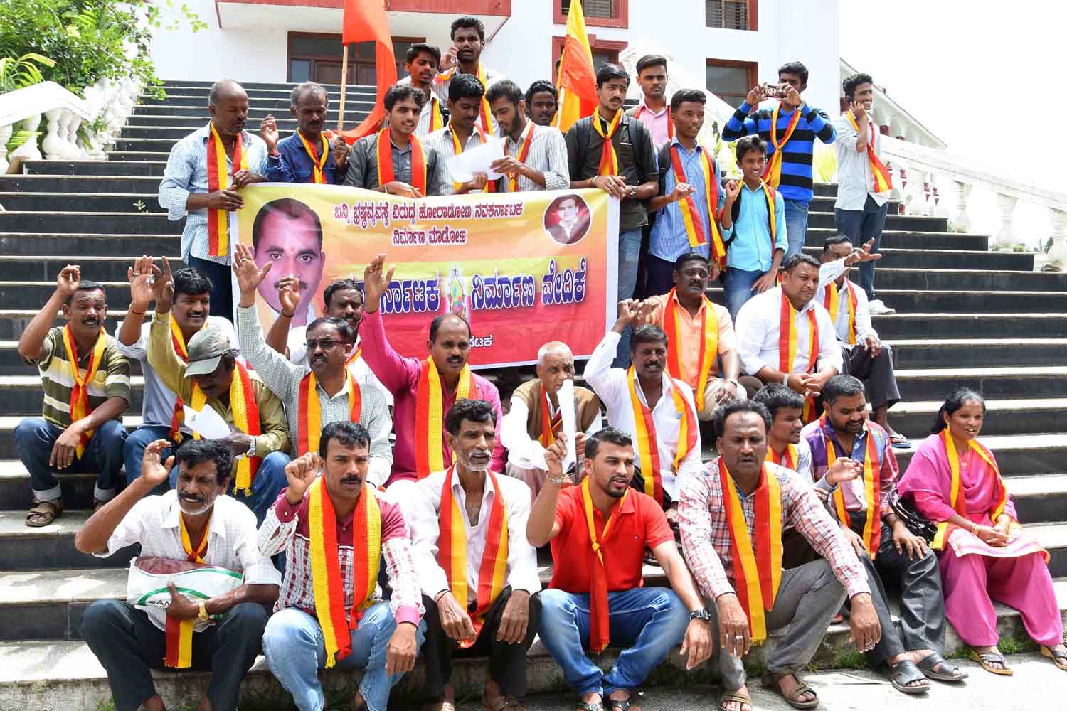 ಕೆರೆಗೆ ಗಾರ್ಮೆಂಟ್ಸ್‌ನ ರಾಸಾಯನಿಕ ಮಿಶ್ರಿತ ನೀರು: ಕಠಿಣ ಕ್ರಮಕ್ಕೆ ಆಗ್ರಹಿಸಿ ಪ್ರತಿಭಟನೆ