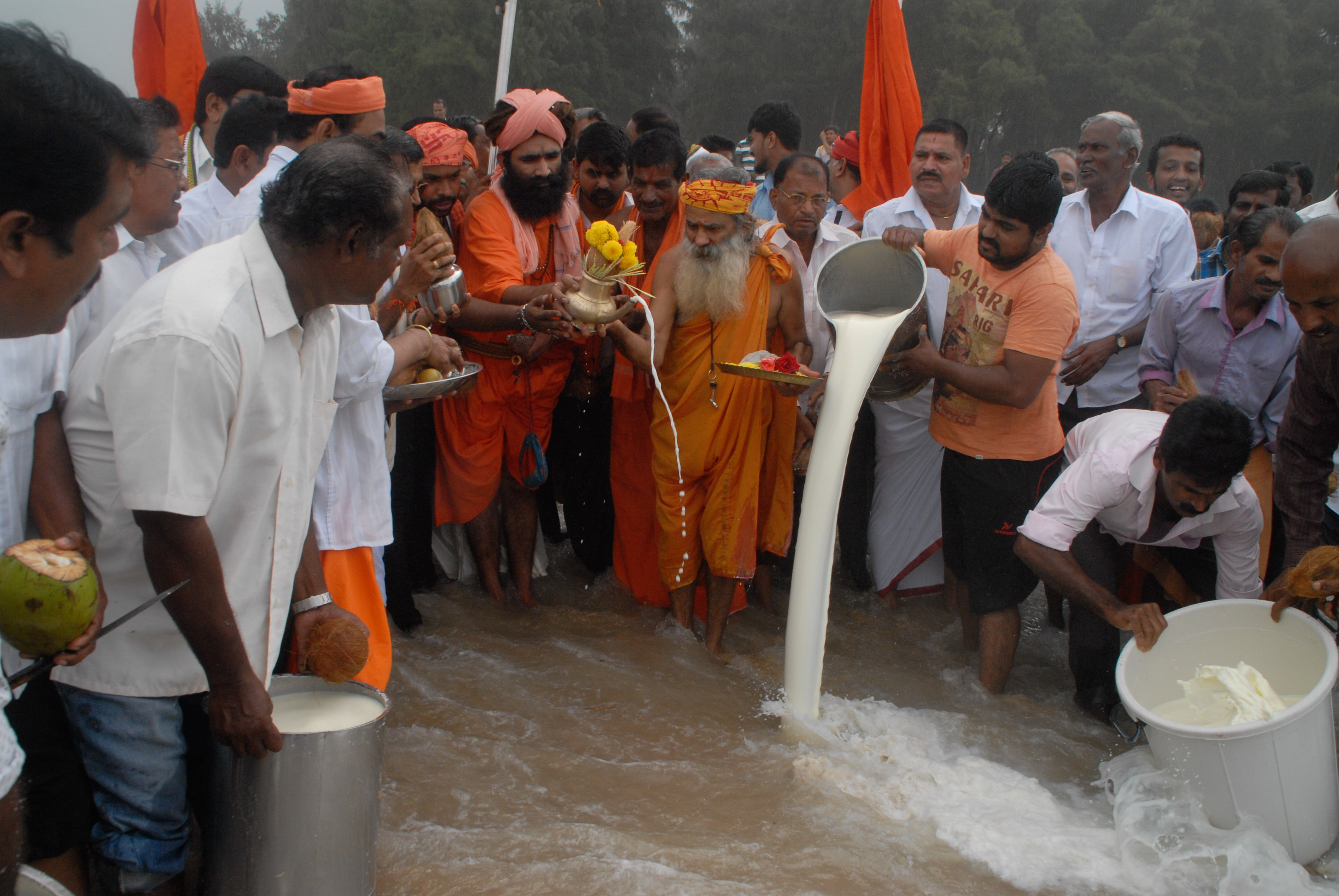ಸಮುದ್ರ ಪೂಜೆ ಸಲ್ಲಿಸಿ ಮತ್ಸಸಂಪತ್ತಿಗಾಗಿ ಪ್ರಾರ್ಥನೆ