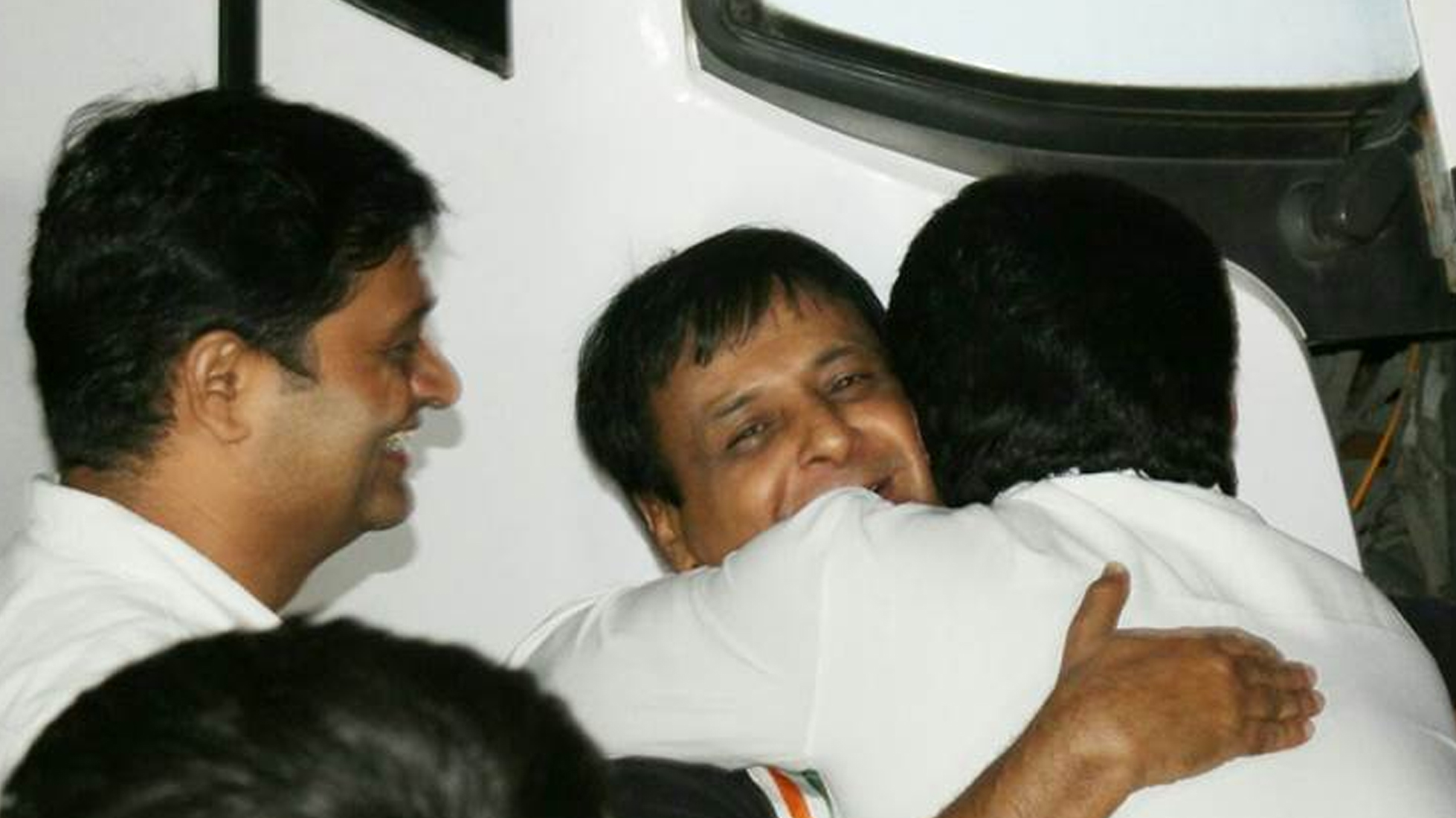 ಕಾಂಗ್ರೆಸ್ ಶಾಸಕರು ಗುಜರಾತ್‌ಗೆ, ತಪ್ಪದ ರೆಸಾರ್ಟ್ ವಾಸ