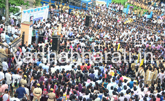 ಕಾವ್ಯಾ ಪೂಜಾರಿ ಪರ ಬೀದಿಗಿಳಿದ ವಿದ್ಯಾರ್ಥಿಗಳು