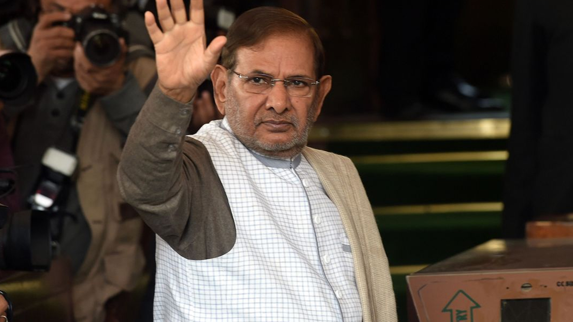 ಅಹ್ಮದ್ ಪಟೇಲ್ ಅಭಿನಂದಿಸಿದ ಶರದ್ ಯಾದವ್