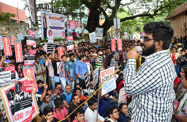 ವಿಟಿಯು ವಿರುದ್ಧ ತರಗತಿ ಬಹಿಷ್ಕರಿಸಿ ಬೀದಿಗಿಳಿದ ವಿದ್ಯಾರ್ಥಿಗಳು