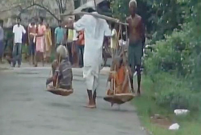 ನ್ಯಾಯಕ್ಕಾಗಿ ವೃದ್ಧ ತಂದೆ-ತಾಯಿಯನ್ನು ಹೊತ್ತು ತಿರುಗುತ್ತಿರುವ ಯುವಕ!