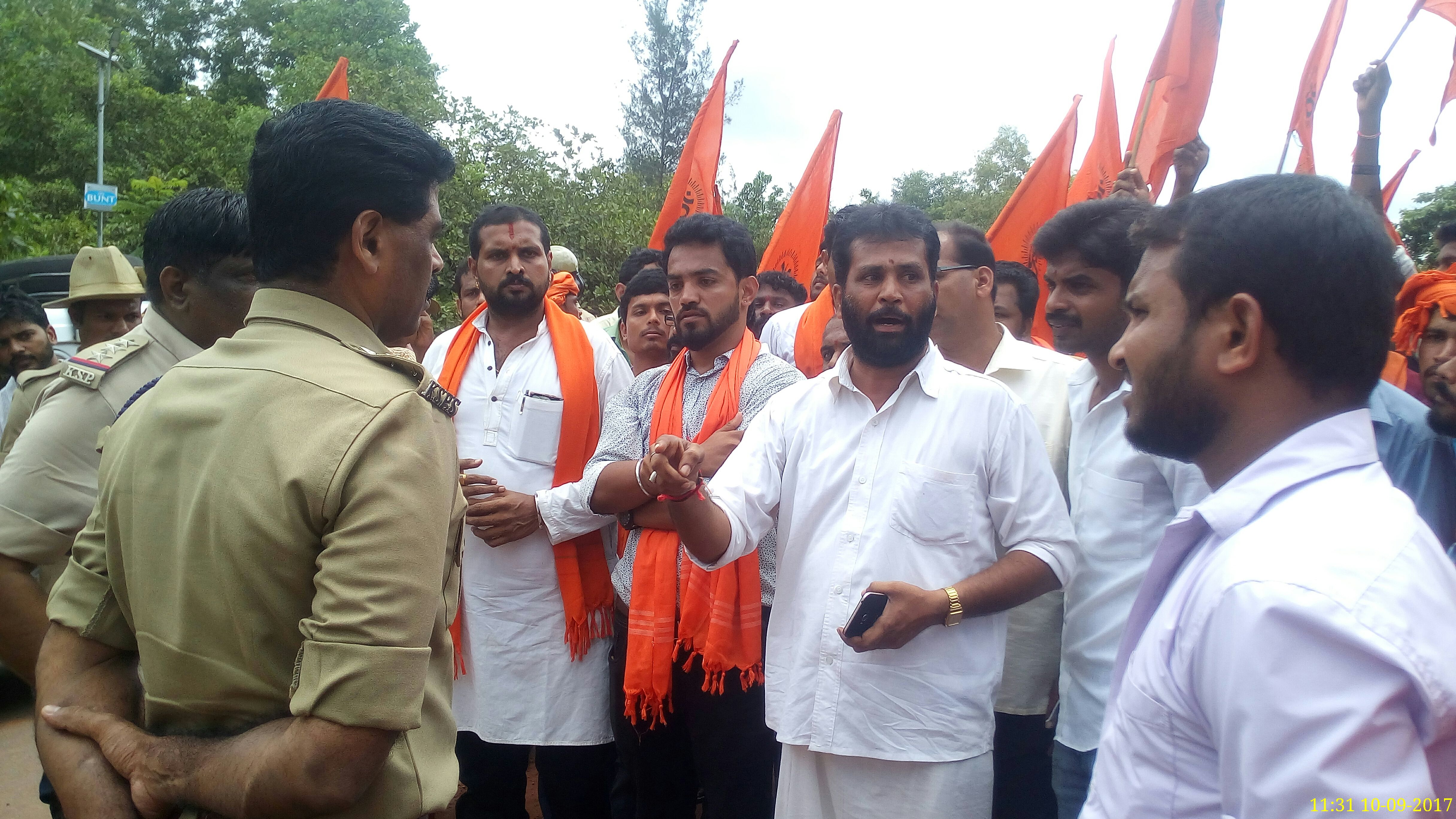 ಕಟ್ಟೆ ತೆರವು ವಿವಾದ: ಭಕ್ತಕೋಡಿಯಲ್ಲಿ ಪ್ರತಿಭಟನೆ