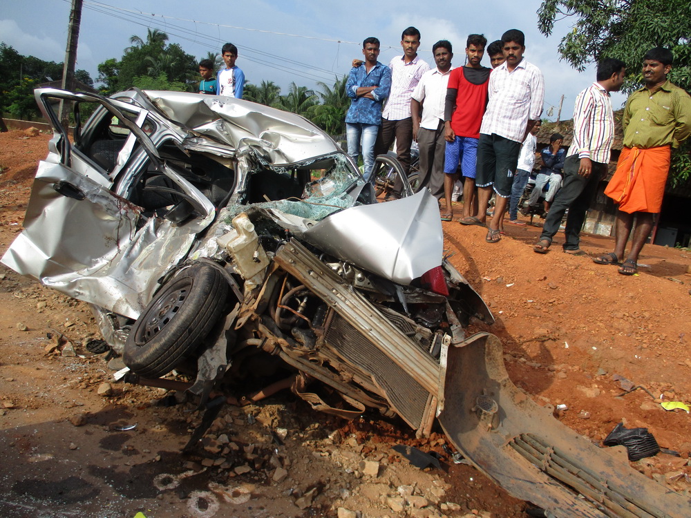 ರಸ್ತೆ ಅಪಘಾತ: ಓರ್ವ ಮೃತ್ಯು; ಮೂರು ಮಂದಿಗೆ ಗಾಯ