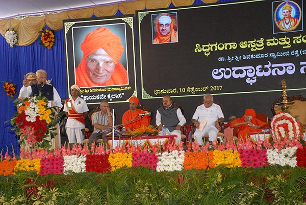 ದಕ್ಷಿಣ ಭಾರತದಲ್ಲಿ ಮಠಗಳು ಕರ್ಮಯೋಗದಲ್ಲಿ ತೊಡಗಿವೆ: ವಾಜುಬಾಯಿ ವಾಲಾ