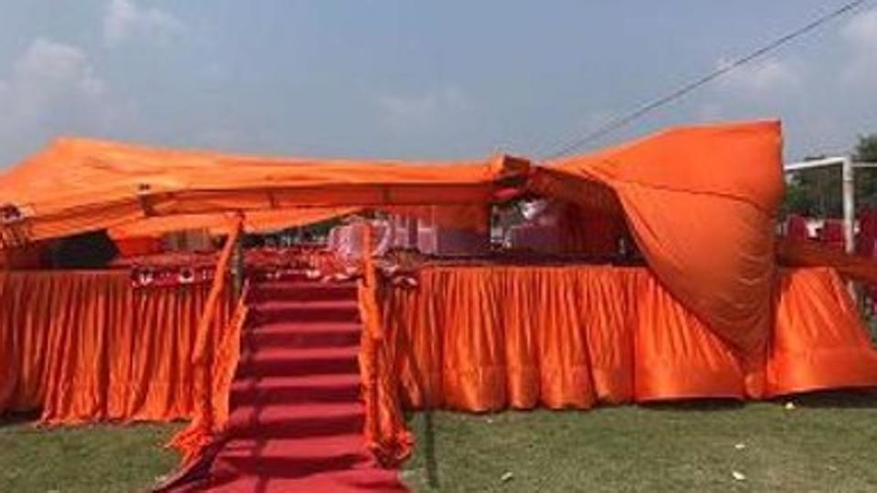 ವೇದಿಕೆ ಕುಸಿದು ಉತ್ತರ ಪ್ರದೇಶ ಸಚಿವ, ನಾಲ್ವರು ಅಧಿಕಾರಿಗಳಿಗೆ ಗಾಯ