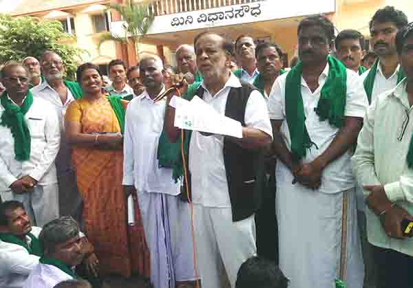 ಶಾಶ್ವತ ಏತ ನೀರಾವರಿ ಯೋಜನೆಗೆ ಆಗ್ರಹಿಸಿ ವಿವಿಧ ರೈತ ಸಂಘದಿಂದ ಧರಣಿ