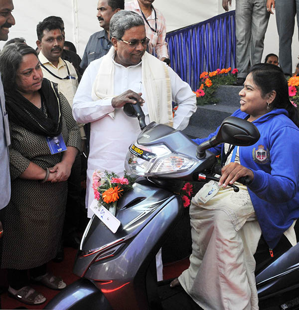 ವಿಕಲಚೇತನರೆಂದುಕೊಂಡು ಬದುಕಿನಲ್ಲಿ ನಿರಾಸಕ್ತಿ ಬೇಡ: ಸಿಎಂ ಸಿದ್ದರಾಮಯ್ಯ