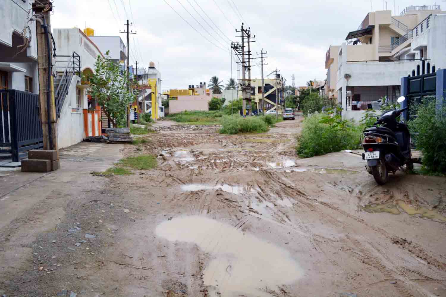 ಅವ್ಯವಸ್ಥೆಯ ಆಗರವಾಗಿರುವ ಆದರ್ಶ ಕಾಲೋನಿ : ನಿವಾಸಿಗಳ ಅಳಲು