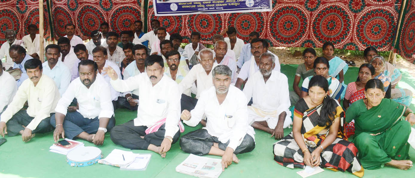 ಬೇಡಿಕೆ ಈಡೇರಿಕೆಗೆ ಆಗ್ರಹಿಸಿ ಕರಾದಸಂಸ ಪ್ರತಿಭಟನೆ