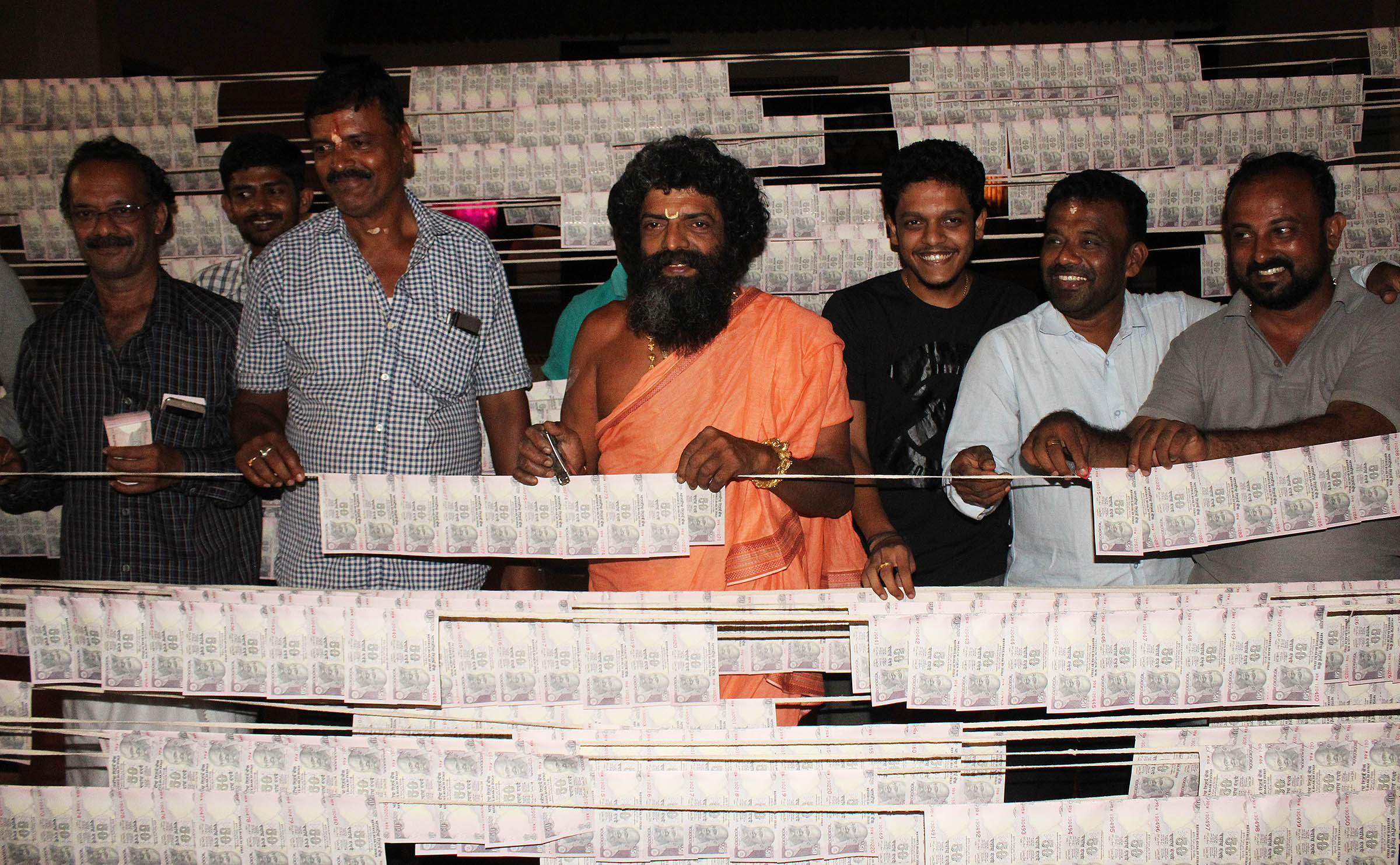 ಹುಲಿವೇಷಕ್ಕಾಗಿ 6 ಲಕ್ಷ ರೂ. ಮೊತ್ತದ ನೋಟಿನ ಮಾಲೆಗಳು ಸಿದ್ಧ!