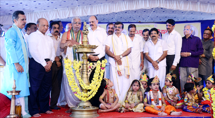 ಕದ್ರಿ ದೇವಳದ ಅಂಗಣದಲ್ಲಿ ಕೃಷ್ಣ ಬಾಲ ಲೀಲೆ