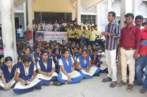 ಪದವಿ ಪೂರ್ವ ವ್ಯಾಸಂಗದ ಶಿಕ್ಷಣ ಮಾಧ್ಯಮದ ಆದೇಶ ಹಿಂತೆಗೆಯಲು ಆಗ್ರಹಿಸಿ ಧರಣಿ