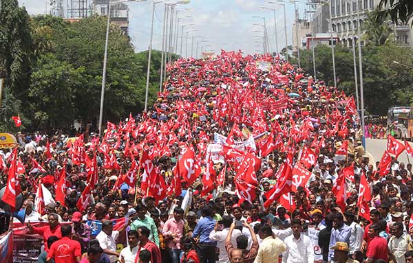 18 ಸಾವಿರ ಕನಿಷ್ಠ ವೇತನಕ್ಕಾಗಿ, ಗುತ್ತಿಗೆ ಪದ್ಧತಿ ರದ್ದು ಮಾಡಲು ಆಗ್ರಹಿಸಿ ಕಾರ್ಮಿಕರ ಧರಣಿ
