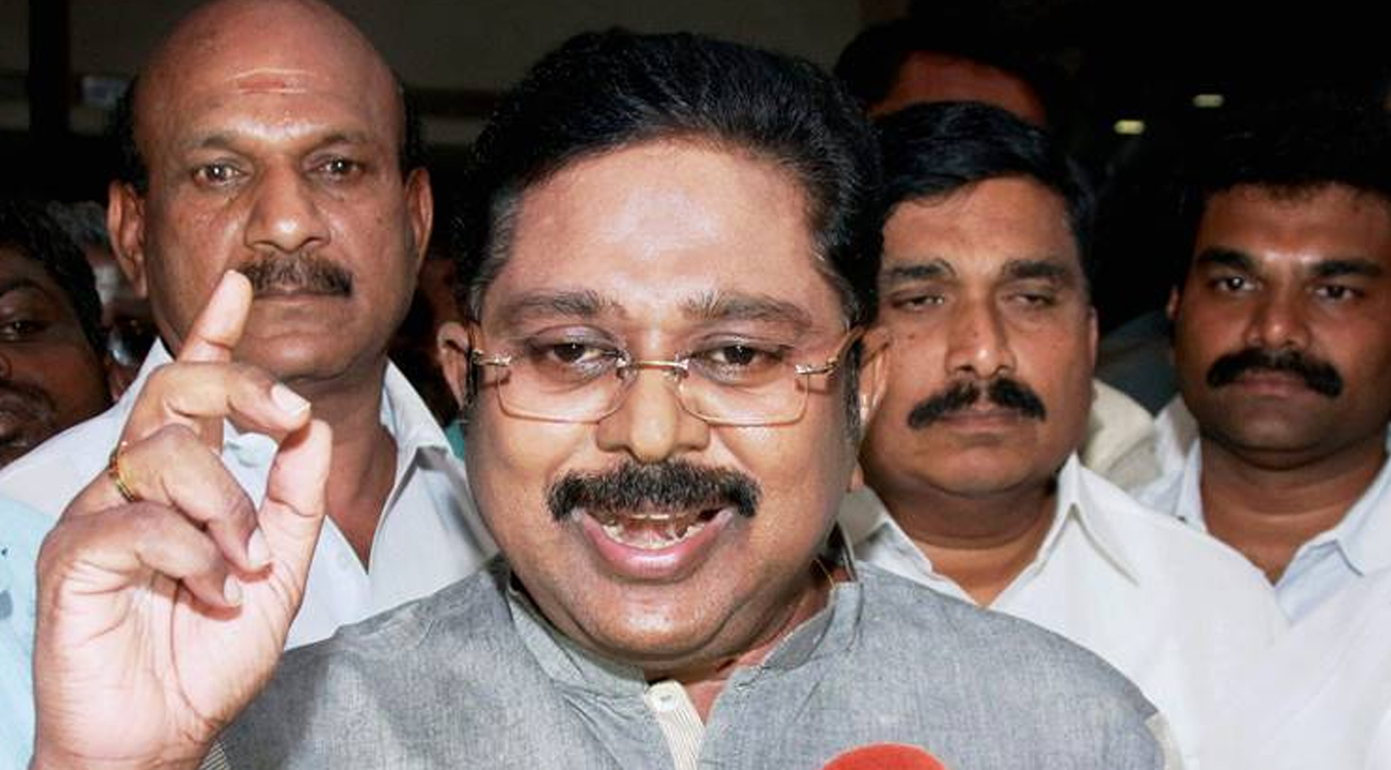 ವಿಶ್ವಾಸಮತ ಸಾಬೀತುಪಡಿಸಲು ಹೈಕೋರ್ಟ್ ಮೆಟ್ಟಿಲೇರಿದ ದಿನಕರನ್ ಬಣ