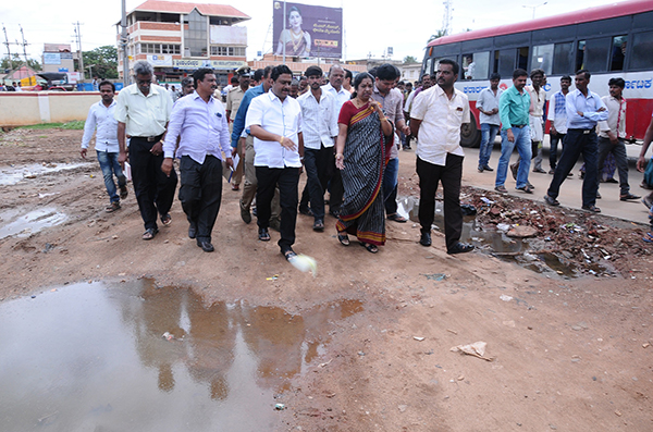 ಗುಂಡ್ಲುಪೇಟೆ: ಪಟ್ಟಣದ ಬಸ್ ನಿಲ್ದಾಣಕ್ಕೆ ಸಚಿವೆ ಡಾ.ಗೀತಾಮಹದೇವಪ್ರಸಾದ್ ಭೇಟಿ, ಪರಿಶೀಲನೆ