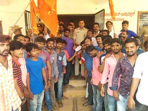 ಸಾಮಾಜಿಕ ಜಾಲತಾಣದಲ್ಲಿ ಅವಹೇಳನಕಾರಿ ಪೋಸ್ಟ್: ವ್ಯಕ್ತಿಯನ್ನು ಬಂಧಿಸುವಂತೆ ಆಗ್ರಹಿಸಿ ಧರಣಿ