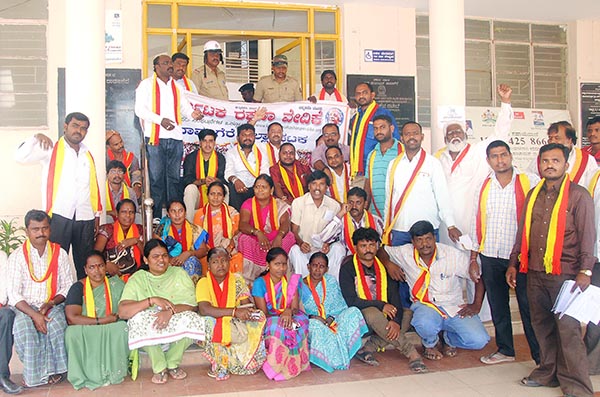 ದಾವಣಗೆರೆ: ಬ್ಯಾಂಕ್‍ಗಳಲ್ಲಿ ಹಿಂದಿ ಹೇರಿಕೆ ಖಂಡಿಸಿ ಕರವೇ ಪ್ರತಿಭಟನೆ