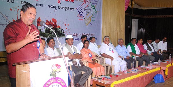 ದುರಾಸೆಗೆ ಸಮಾಜ ಪ್ರೋತ್ಸಾಹ ನೀಡುತ್ತಿರುವುದರಿಂದ ದೇಶದಲ್ಲಿ ಭ್ರಷ್ಟಾಚಾರ ನಡೆಯುತ್ತಿದೆ: ನ್ಯಾ.ಸಂತೋಷ್ ಹೆಗಡೆ