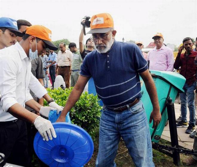 ಇಂಡಿಯಾ ಗೇಟ್‌ಗೆ ತೆರಳಿದ ಕೇಂದ್ರ ಸಚಿವರಿಗೆ ತ್ಯಾಜ್ಯಗಳ ‘ವ್ಯವಸ್ಥೆ’ ಮಾಡಿದರು!